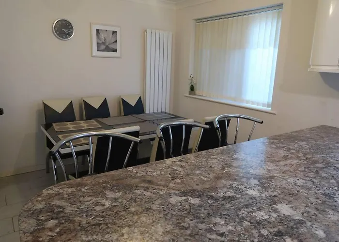 Spacious 4 Bed Farnborough Airshow