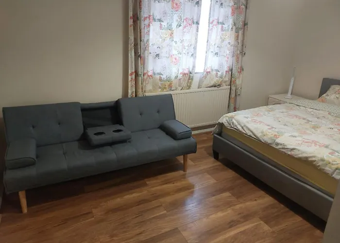 Spacious 4 Bed Farnborough Airshow
