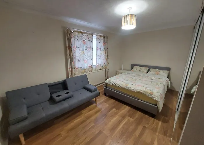 Spacious 4 Bed Farnborough Airshow