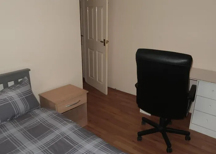 Spacious 4 Bed Farnborough Airshow