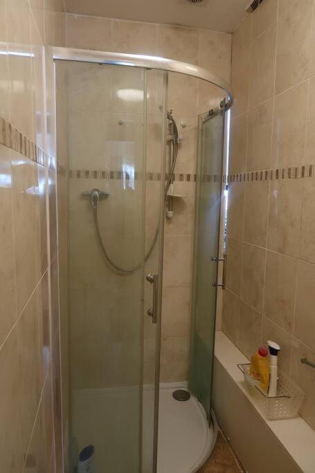 Spacious 4 Bed Farnborough Airshow Blackwater (Hampshire)