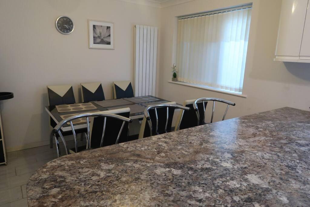 Holiday home Spacious 4 Bed Farnborough Airshow