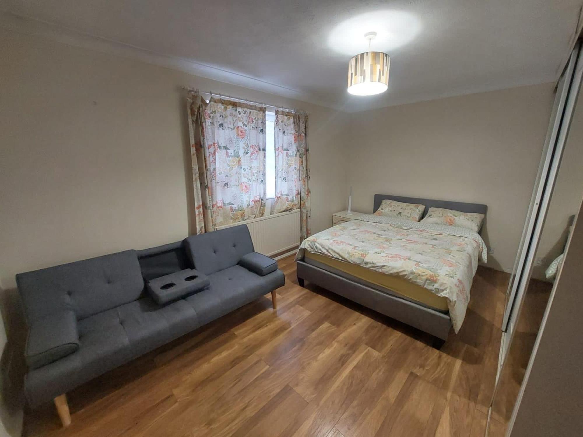 Spacious 4 Bed Farnborough Airshow Holiday home Blackwater (Hampshire)