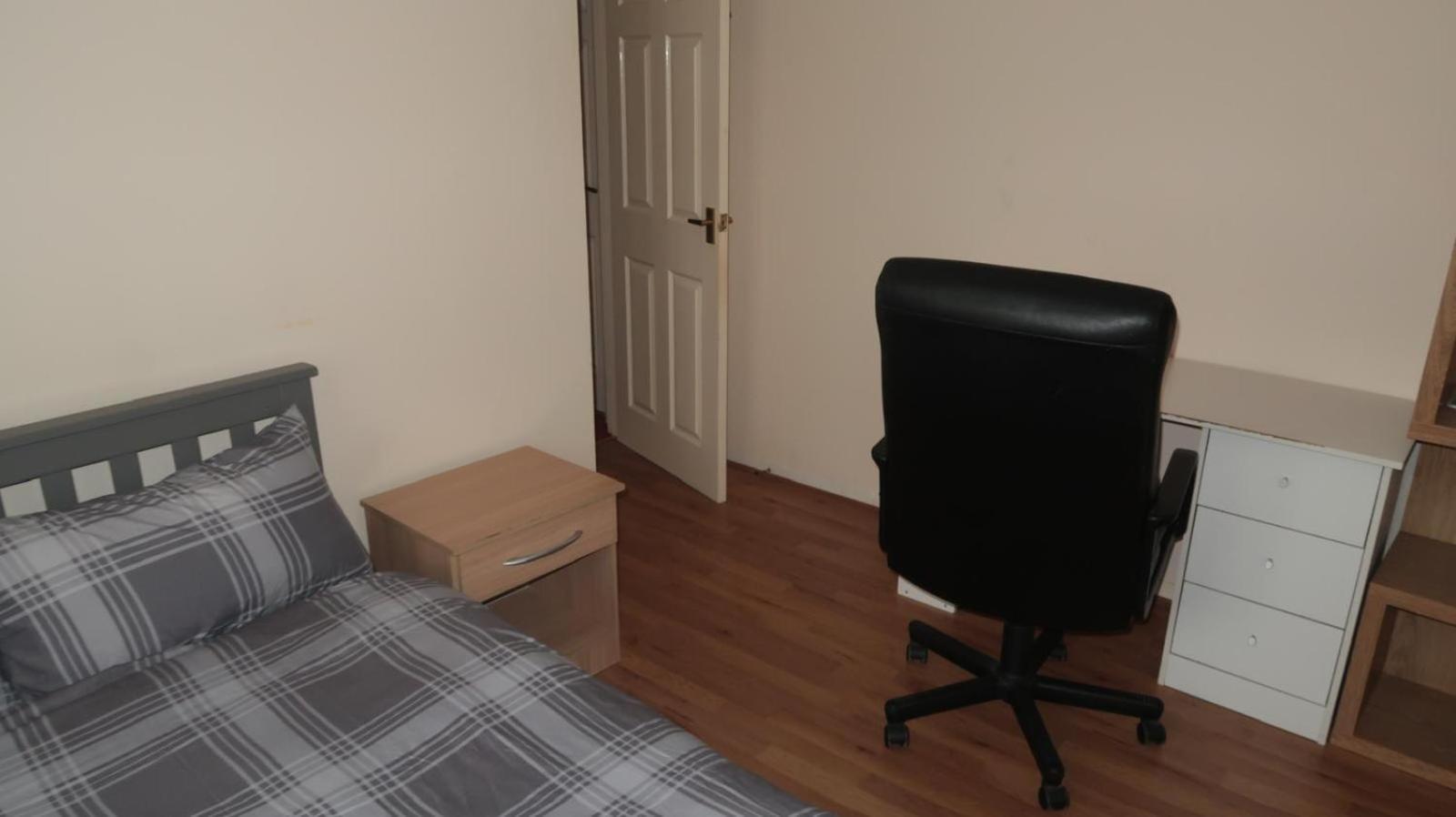 Spacious 4 Bed Farnborough Airshow Holiday home Blackwater (Hampshire)