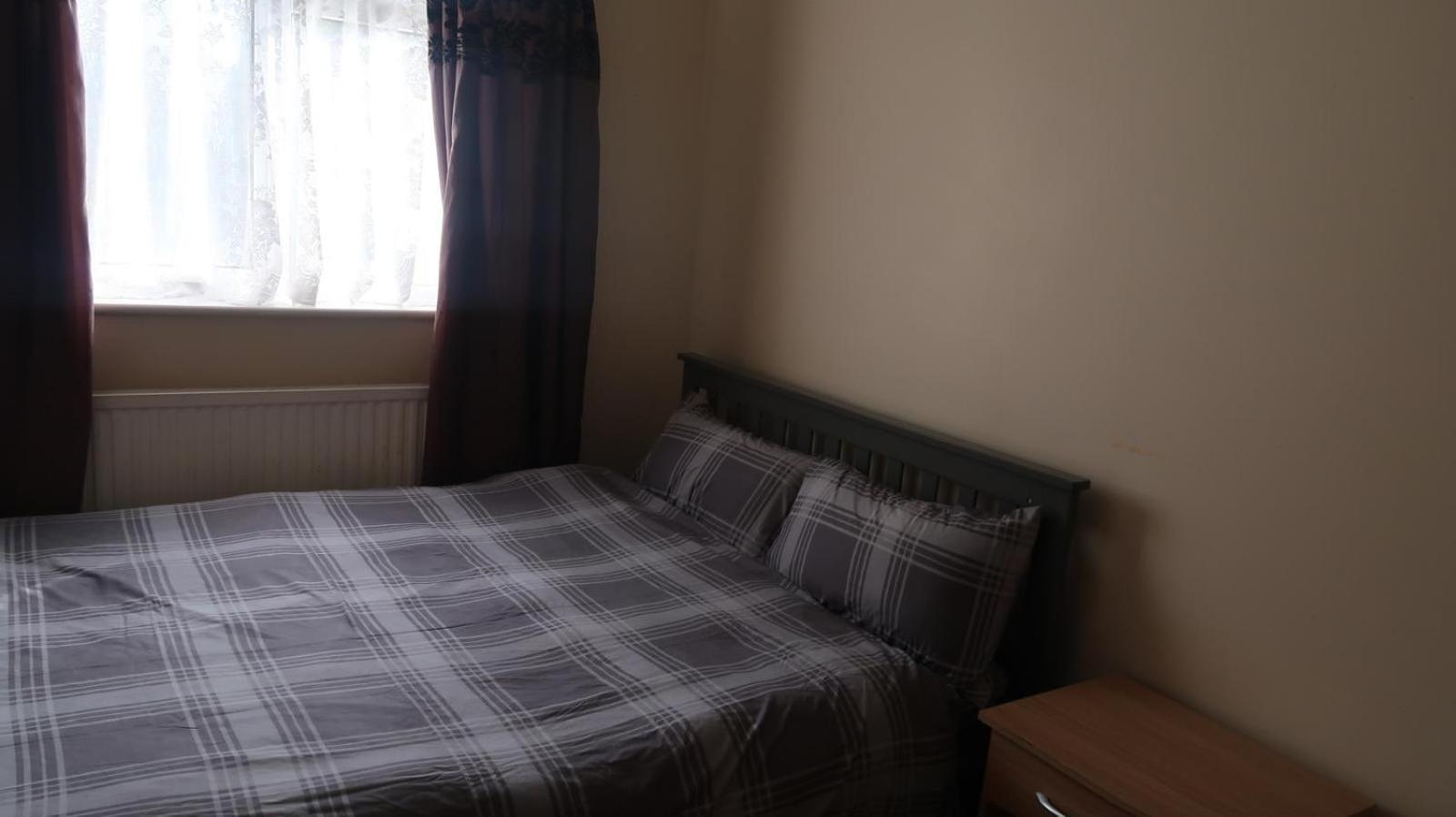 Spacious 4 Bed Farnborough Airshow Holiday home *